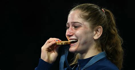 Daniel Cormier expects Olympic champ Amit Elor to make MMA .